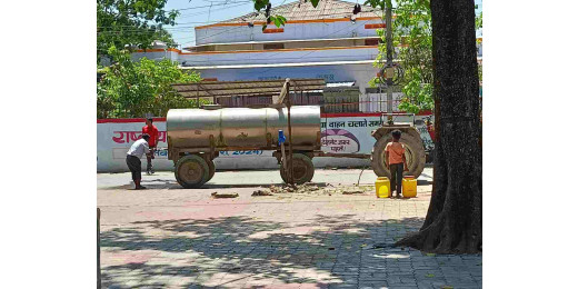 जिला समाहरणालय परिसर में पानी की किल्लत से जूझ रही आम जनता 